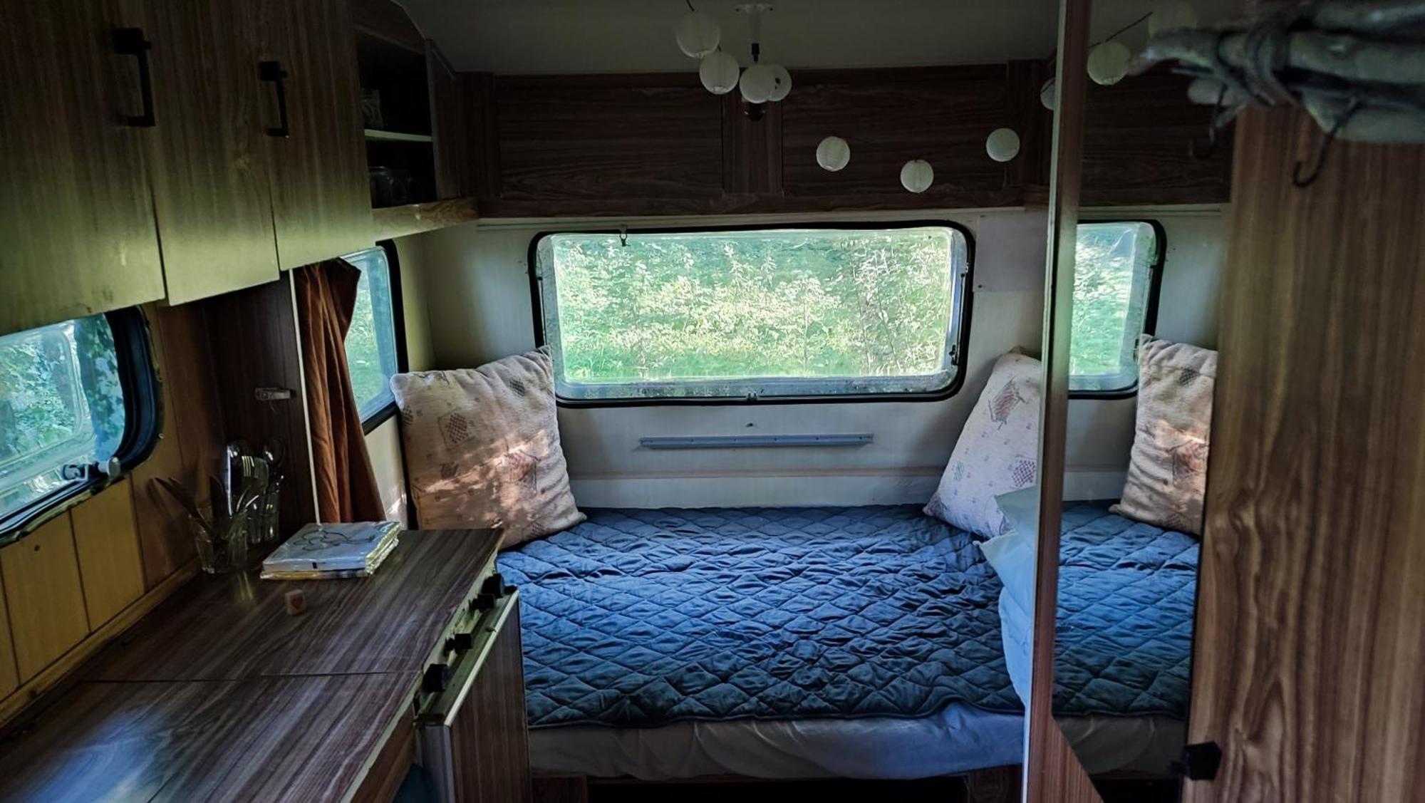 Szigetcsucs Lakokocsi-vissza A Termeszetbe A Duna Parton Campsite Kisoroszi
