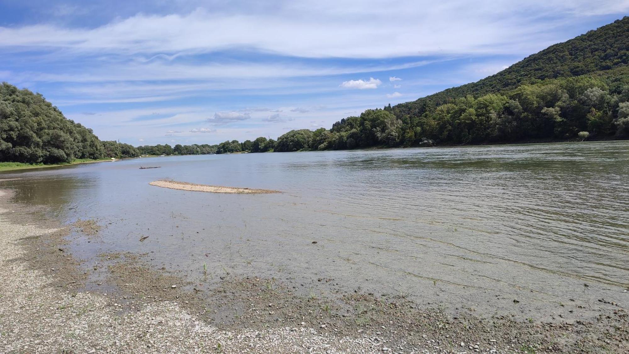 Szigetcsucs Lakokocsi-vissza A Termeszetbe A Duna Parton Campsite Kisoroszi