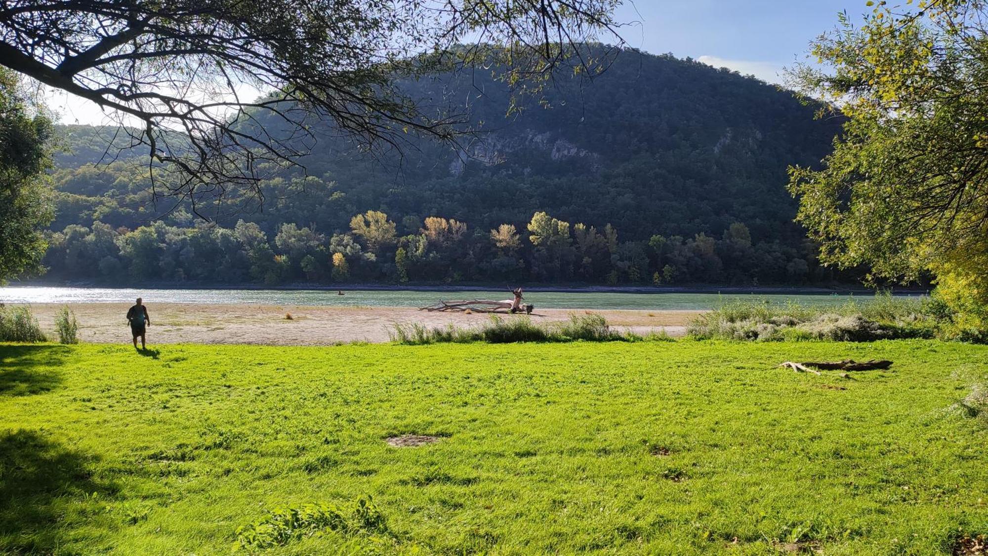 Szigetcsucs Lakokocsi-vissza A Termeszetbe A Duna Parton Kisoroszi