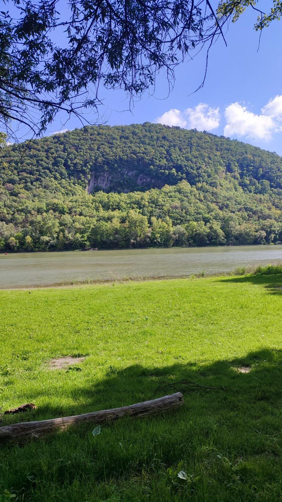 Szigetcsucs Lakokocsi-vissza A Termeszetbe A Duna Parton Campsite Kisoroszi