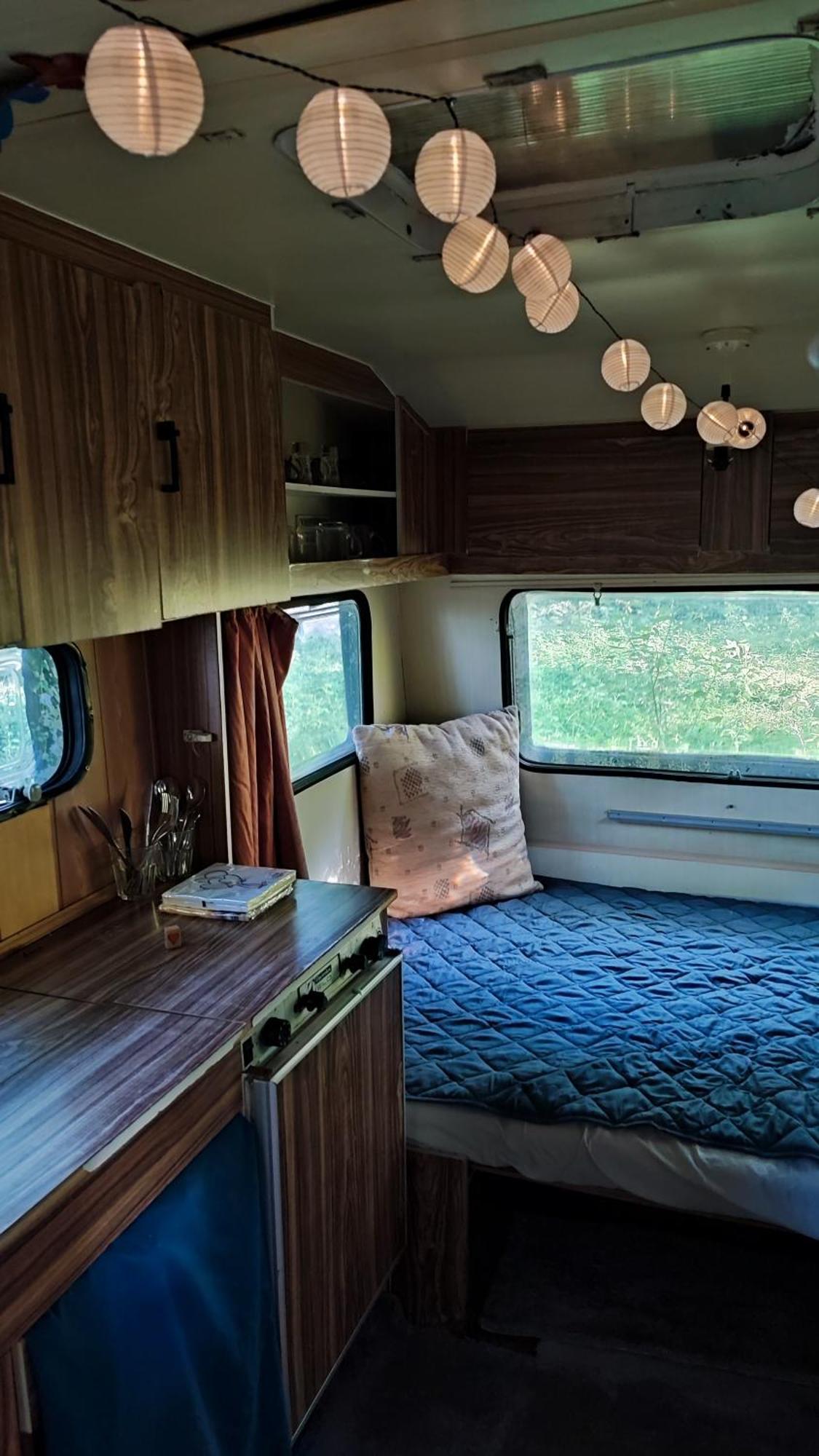 Szigetcsucs Lakokocsi-vissza A Termeszetbe A Duna Parton Campsite *