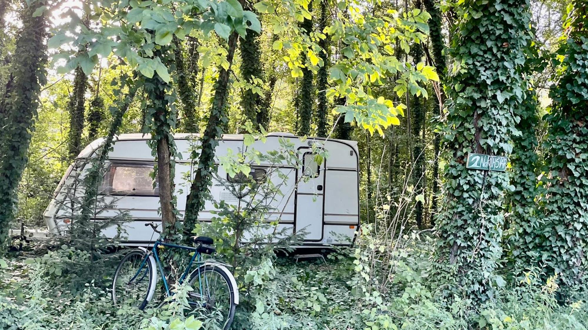 Szigetcsucs Lakokocsi-vissza A Termeszetbe A Duna Parton Campsite Kisoroszi