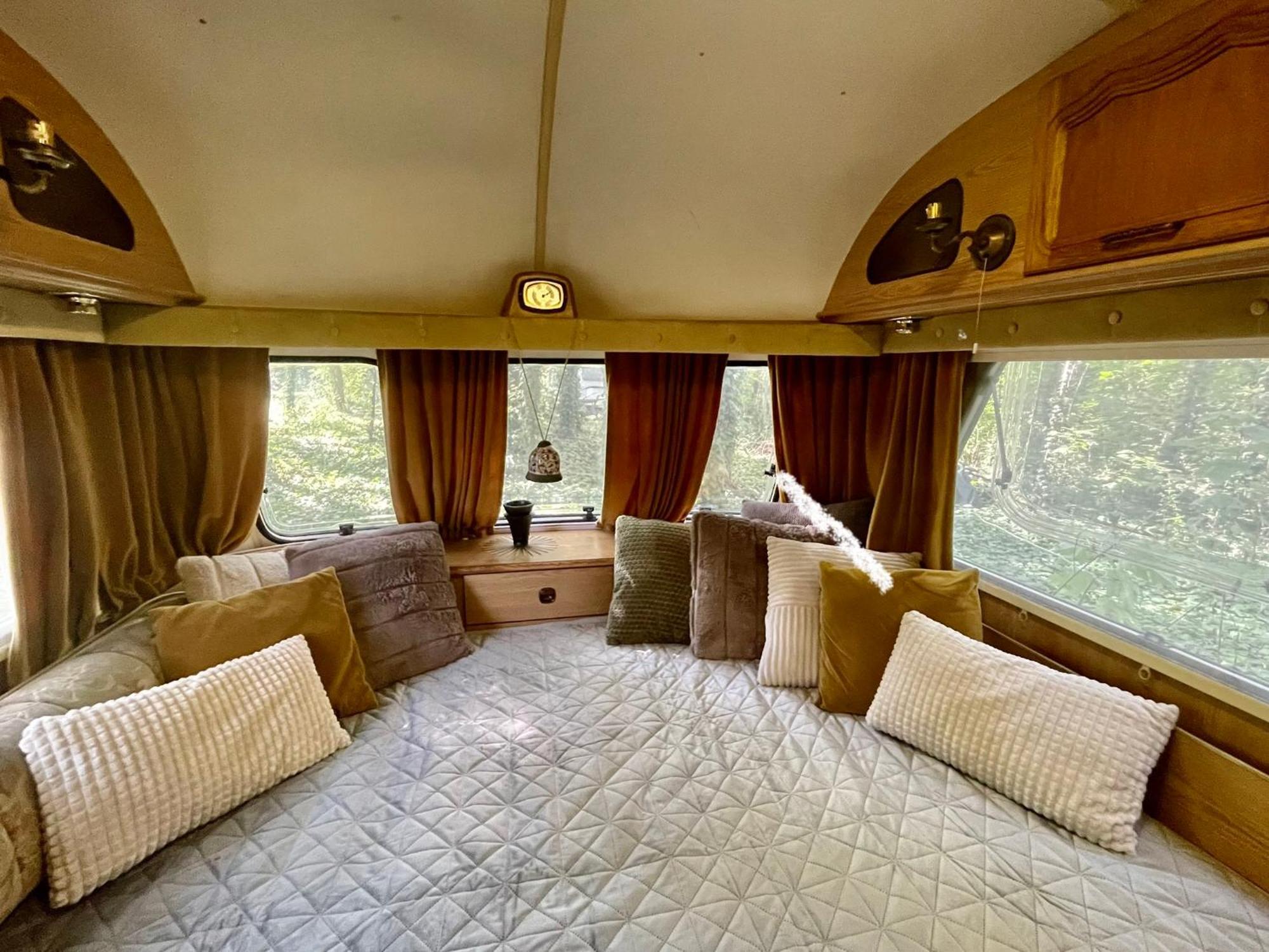 Szigetcsucs Lakokocsi-vissza A Termeszetbe A Duna Parton Campsite Kisoroszi